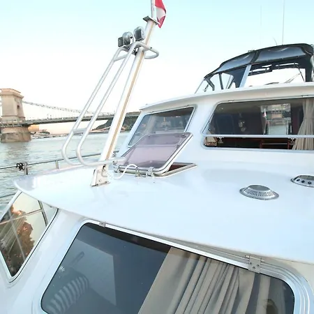 Carpe Diem Bateau-hôtel *